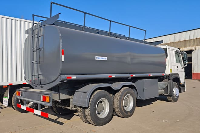 SINOTRUK 2025 New Howo Oil Tanker Trucks for Sale in Congo - Camion cisternă: Foto 3 SINOTRUK 2025 New Howo Oil Tanker Trucks for Sale in Congo - Camion cisternă: Foto 3