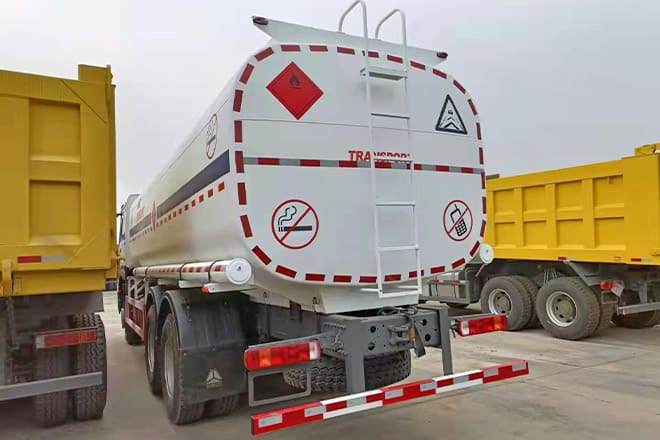 SINOTRUK Howo 6X4 Oil Truck Price for Sale in Djibouti - Camion cisternă: Foto 4 SINOTRUK Howo 6X4 Oil Truck Price for Sale in Djibouti - Camion cisternă: Foto 4