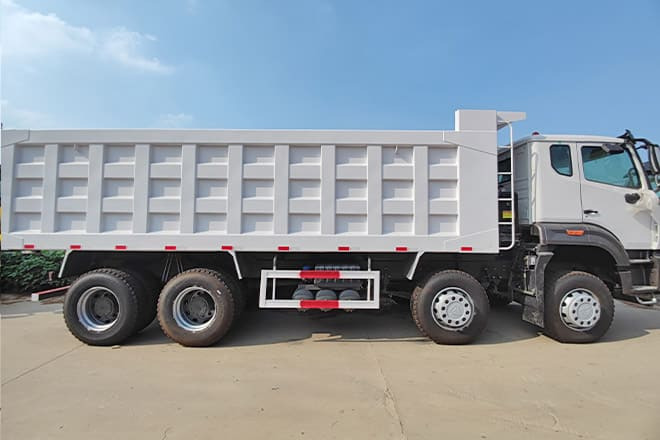 SINOTRUK Sinotruk Howo 8x4 Dump Truck for Sale in Guinea - Camion basculantă: Foto 3 SINOTRUK Sinotruk Howo 8x4 Dump Truck for Sale in Guinea - Camion basculantă: Foto 3