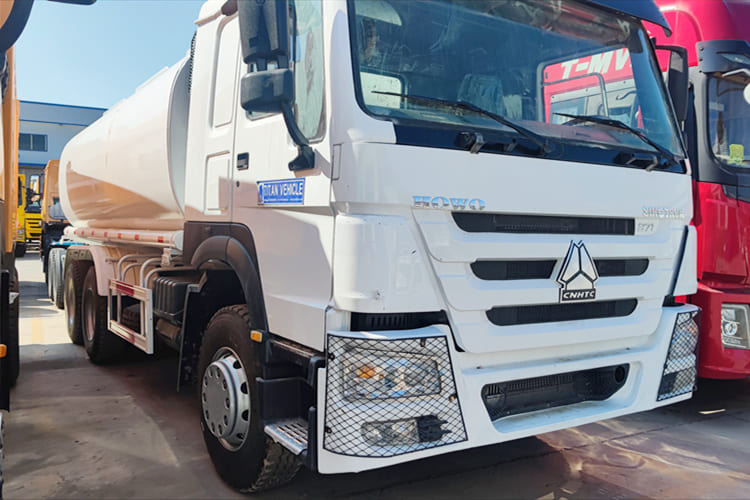 SINOTRUK Water Sprinkler Tanker for Sale in Malawi - Camion cisternă: Foto 5 SINOTRUK Water Sprinkler Tanker for Sale in Malawi - Camion cisternă: Foto 5