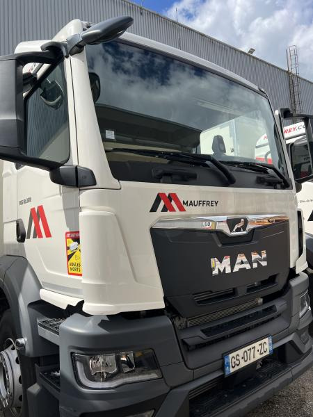 MAN TGS 18.360 - Camion furgon: Foto 1 MAN TGS 18.360 - Camion furgon: Foto 1