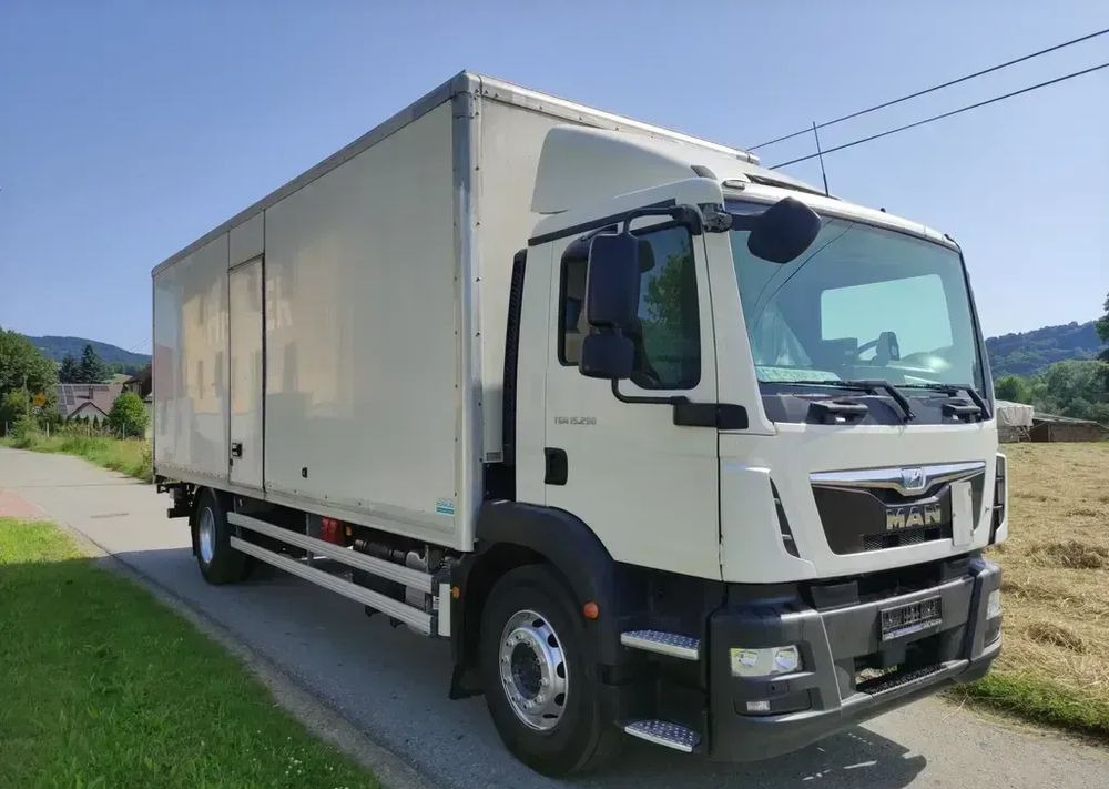 MAN TGM 15.290 kontener , winda - Camion furgon: Foto 1 MAN TGM 15.290 kontener , winda - Camion furgon: Foto 1