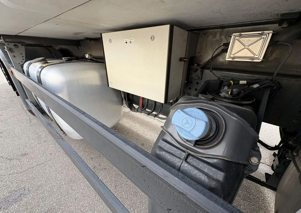 Leasing de  Mercedes-Benz Actros 2543 6x2 chłodnia izoterma 18 palet oś skrętna Mercedes-Benz Actros 2543 6x2 chłodnia izoterma 18 palet oś skrętna: Foto 15