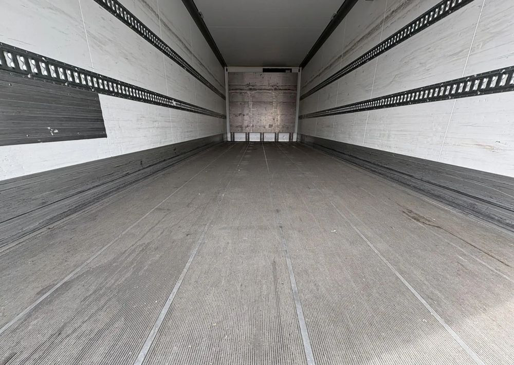 Leasing de  Mercedes-Benz Actros 2543 6x2 chłodnia izoterma 18 palet oś skrętna Mercedes-Benz Actros 2543 6x2 chłodnia izoterma 18 palet oś skrętna: Foto 11