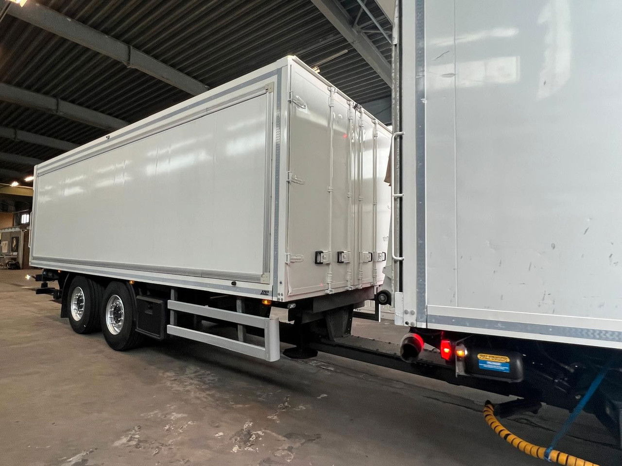 Mercedes-Benz Actros 2543 Komplettzug Voll-Luft - Lange Koffer - Camion furgon: Foto 3 Mercedes-Benz Actros 2543 Komplettzug Voll-Luft - Lange Koffer - Camion furgon: Foto 3