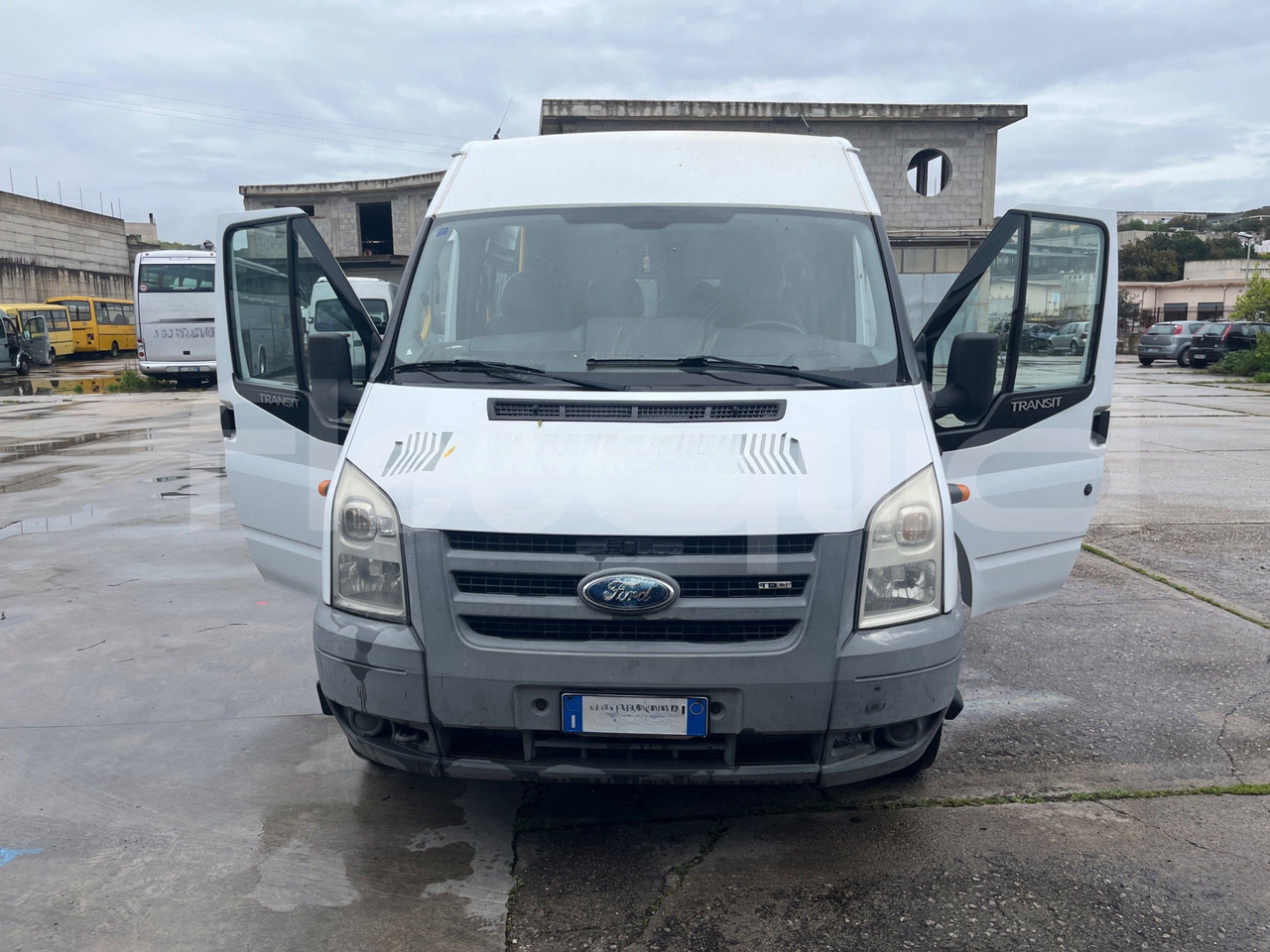 Ford Transit - Microbuz, Transport persoane: Foto 2 Ford Transit - Microbuz, Transport persoane: Foto 2
