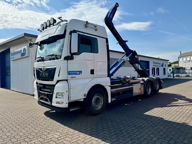 MAN TGX 26.580 BL 6x2 Zwillingbereifte Liftachse Abroller Hiab Funk- - Camion cu cârlig: Foto 1 MAN TGX 26.580 BL 6x2 Zwillingbereifte Liftachse Abroller Hiab Funk- - Camion cu cârlig: Foto 1