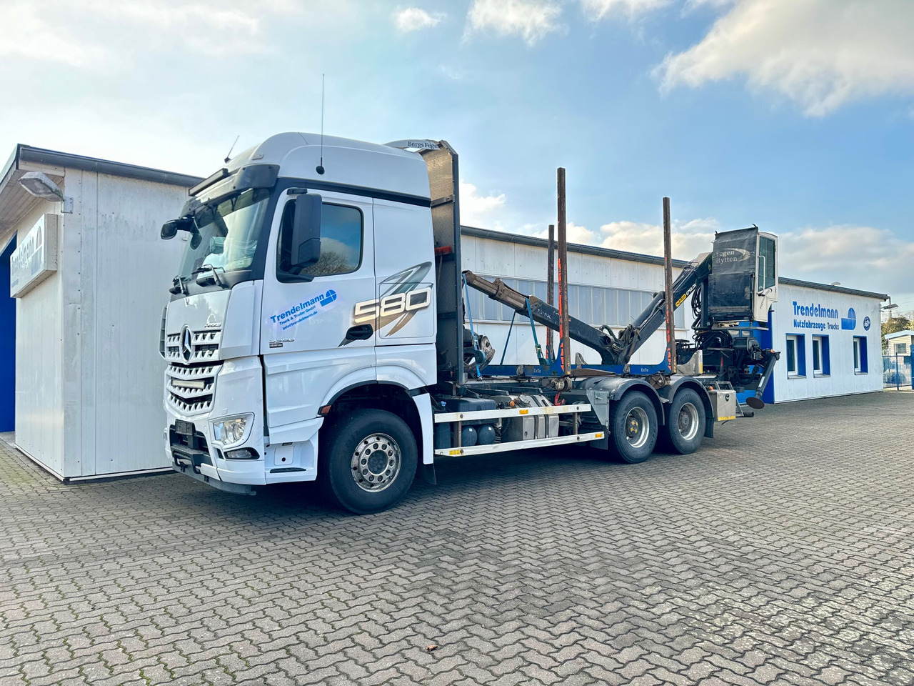 Mercedes Arocs 3358 L 6x4 Radstand 4500 Arocs 3358 L 6x4 Blatt-Luft Gefedert - Camion forestier: Foto 1 Mercedes Arocs 3358 L 6x4 Radstand 4500 Arocs 3358 L 6x4 Blatt-Luft Gefedert - Camion forestier: Foto 1