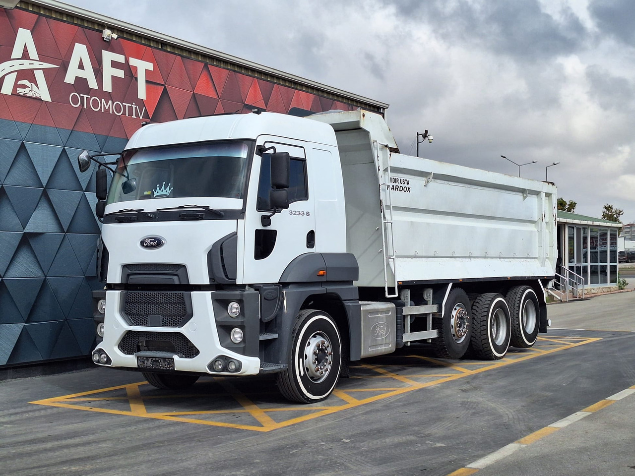 FORD 3233 S - Camion basculantă: Foto 1 FORD 3233 S - Camion basculantă: Foto 1