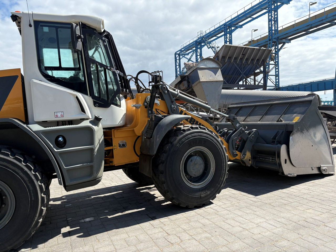 LIEBHERR L538 - Încărcător frontal pe pneuri: Foto 2 LIEBHERR L538 - Încărcător frontal pe pneuri: Foto 2