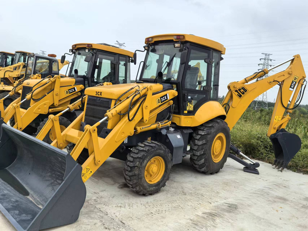 JCB 3CX backhoe loader TLB versatile machine multiple attachment options - Buldoexcavator: Foto 1 JCB 3CX backhoe loader TLB versatile machine multiple attachment options - Buldoexcavator: Foto 1