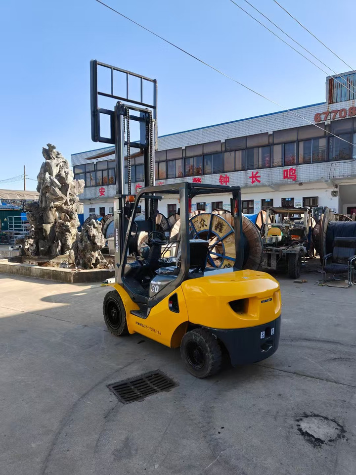 KOMATSU FD30T japan brand used 3 ton forklift - Stivuitor diesel: Foto 1 KOMATSU FD30T japan brand used 3 ton forklift - Stivuitor diesel: Foto 1