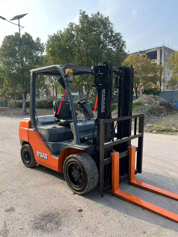 TOYOTA 3 ton 8F used japan brand diesel forklift - Stivuitor diesel: Foto 2 TOYOTA 3 ton 8F used japan brand diesel forklift - Stivuitor diesel: Foto 2