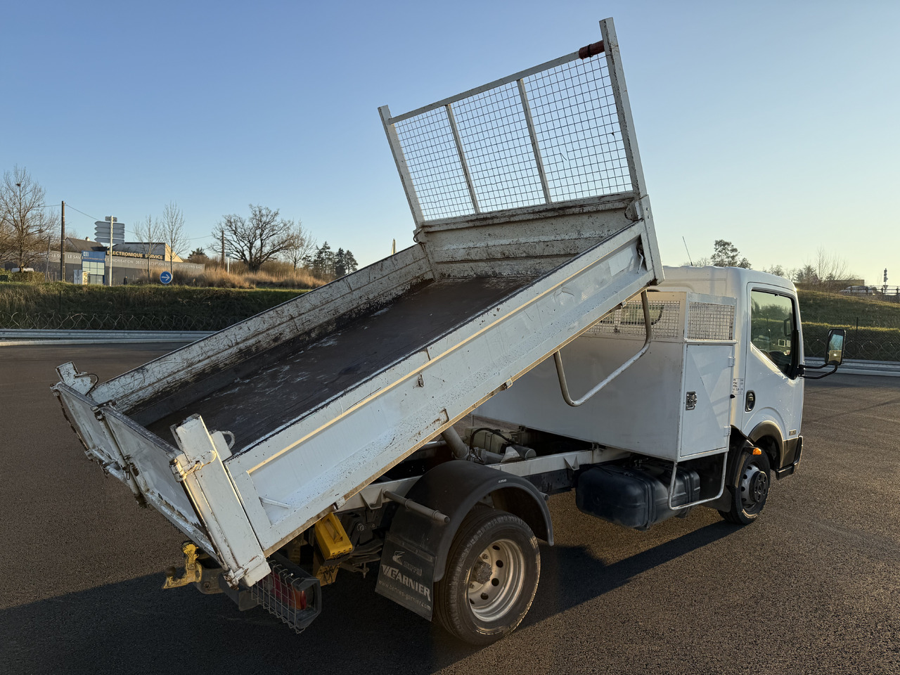 NISSAN CABSTAR 35.11 - Autoutilitară basculantă: Foto 3 NISSAN CABSTAR 35.11 - Autoutilitară basculantă: Foto 3