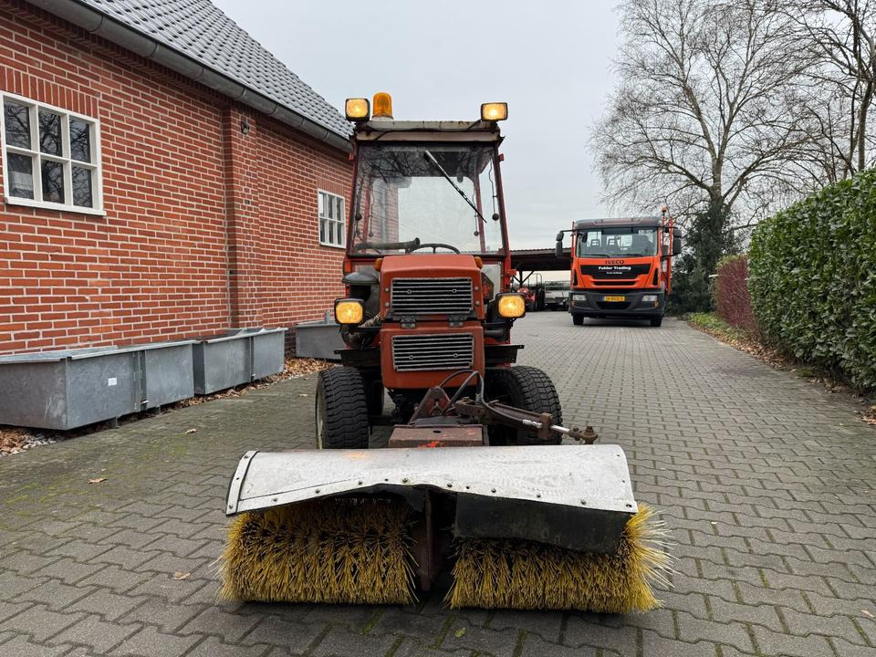 Kleintraktor Hako 3800D Hydrostat mit hydraulischer Kehrbürste - Tractor mic: Foto 5 Kleintraktor Hako 3800D Hydrostat mit hydraulischer Kehrbürste - Tractor mic: Foto 5