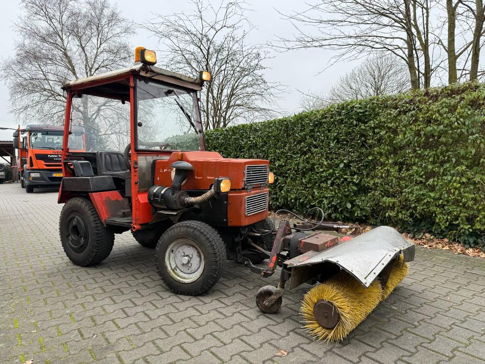 Kleintraktor Hako 3800D Hydrostat mit hydraulischer Kehrbürste - Tractor mic: Foto 1 Kleintraktor Hako 3800D Hydrostat mit hydraulischer Kehrbürste - Tractor mic: Foto 1