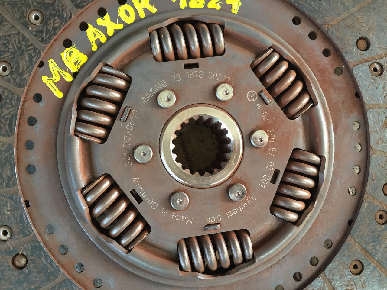 Gebrauchte Kupplungsscheibe MB Axor 1824, Motor Typ : OM 906 LA, Artikel - Nr. : A 021 250 67 03 - Disc ambreiaj pentru Camion: Foto 1 Gebrauchte Kupplungsscheibe MB Axor 1824, Motor Typ : OM 906 LA, Artikel - Nr. : A 021 250 67 03 - Disc ambreiaj pentru Camion: Foto 1