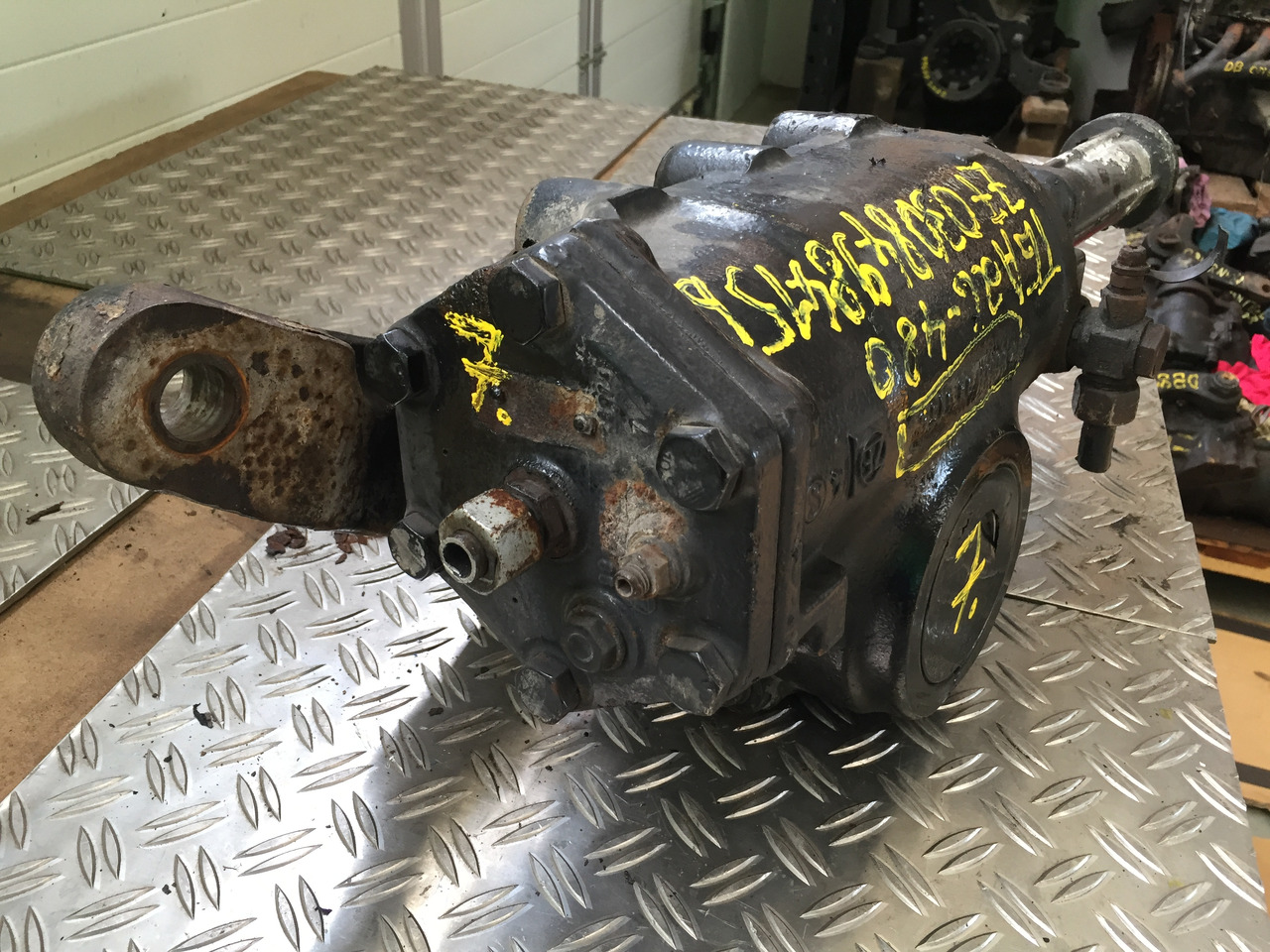 Gebrauchtes Lenkgetriebe MAN TGA 26.480, Artikel - Nr.: 81.46200-6425 - Casetă de direcție pentru Camion: Foto 4 Gebrauchtes Lenkgetriebe MAN TGA 26.480, Artikel - Nr.: 81.46200-6425 - Casetă de direcție pentru Camion: Foto 4