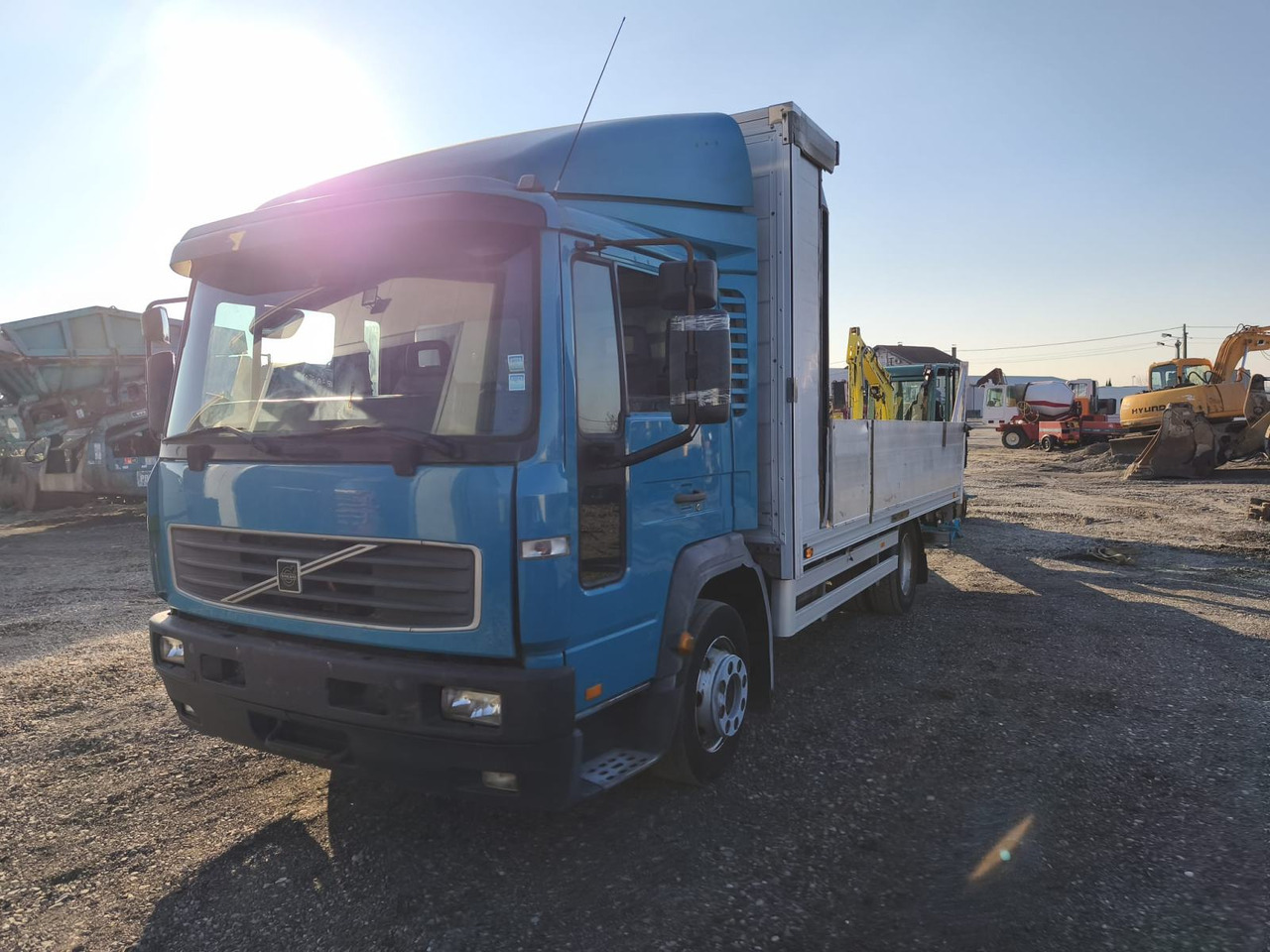 VOLVO FL 12 250, 2004 god. - Camion platformă: Foto 3 VOLVO FL 12 250, 2004 god. - Camion platformă: Foto 3