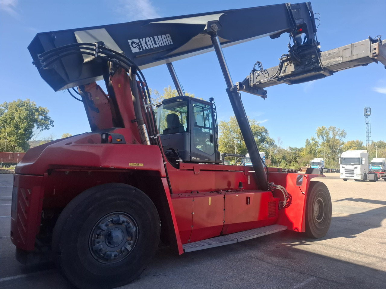 KALMAR DRG 450 60 S5 - Reach stacker: Foto 1 KALMAR DRG 450 60 S5 - Reach stacker: Foto 1