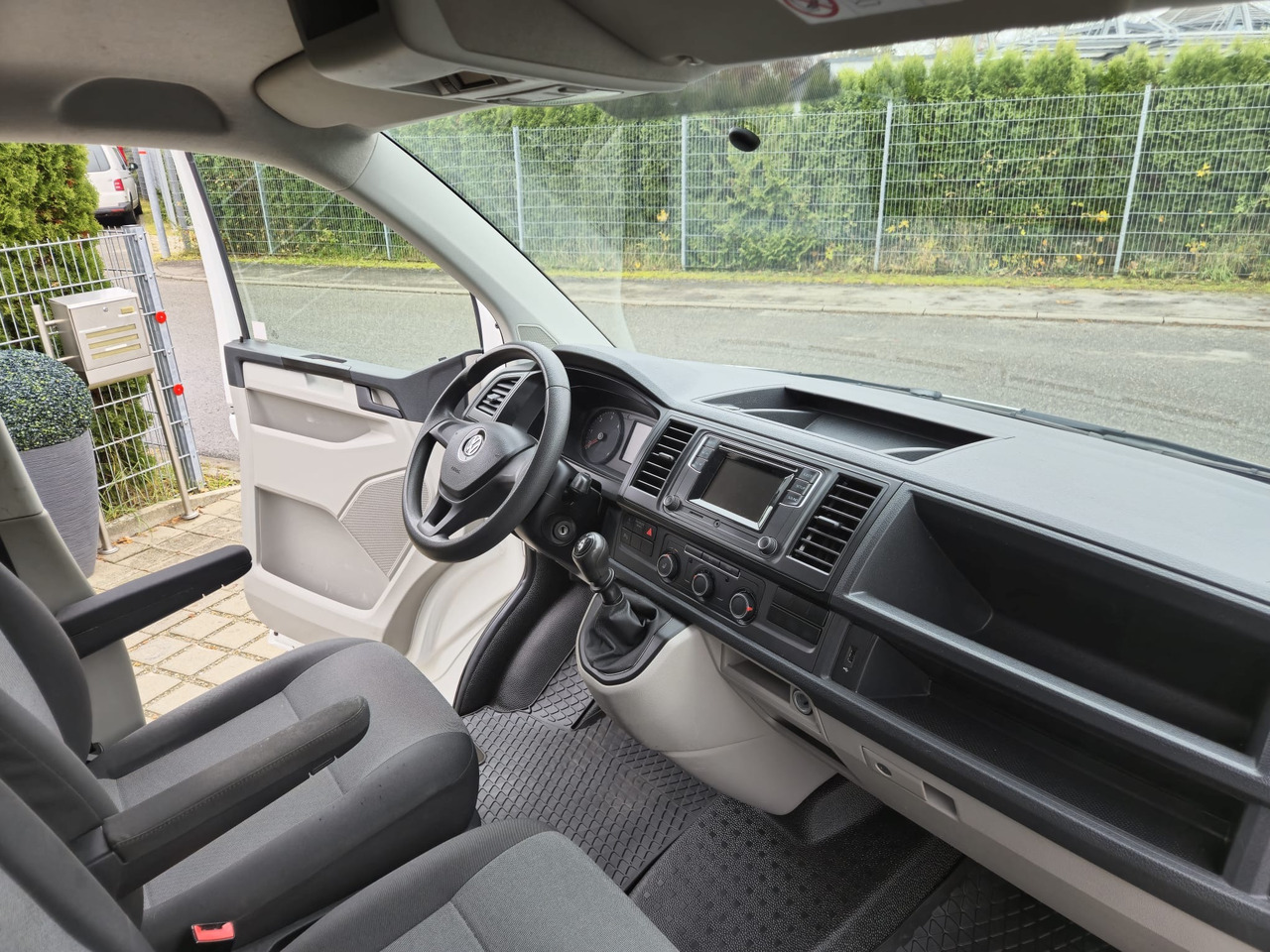 VOLKSWAGEN T6 Transporter Klima/PDC/AHK/Standheiz. - Dubă: Foto 2 VOLKSWAGEN T6 Transporter Klima/PDC/AHK/Standheiz. - Dubă: Foto 2