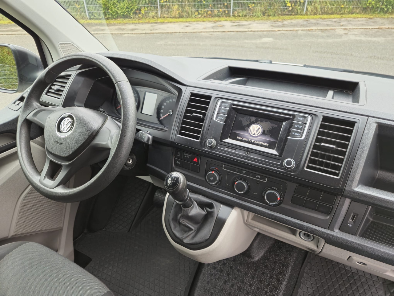 VOLKSWAGEN T6 Transporter Klima/PDC/AHK/Standheiz. - Dubă: Foto 3 VOLKSWAGEN T6 Transporter Klima/PDC/AHK/Standheiz. - Dubă: Foto 3