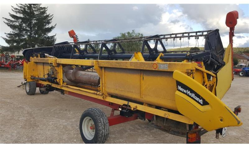 NEW HOLLAND CX820 - Combină de recoltat cereale: Foto 4 NEW HOLLAND CX820 - Combină de recoltat cereale: Foto 4