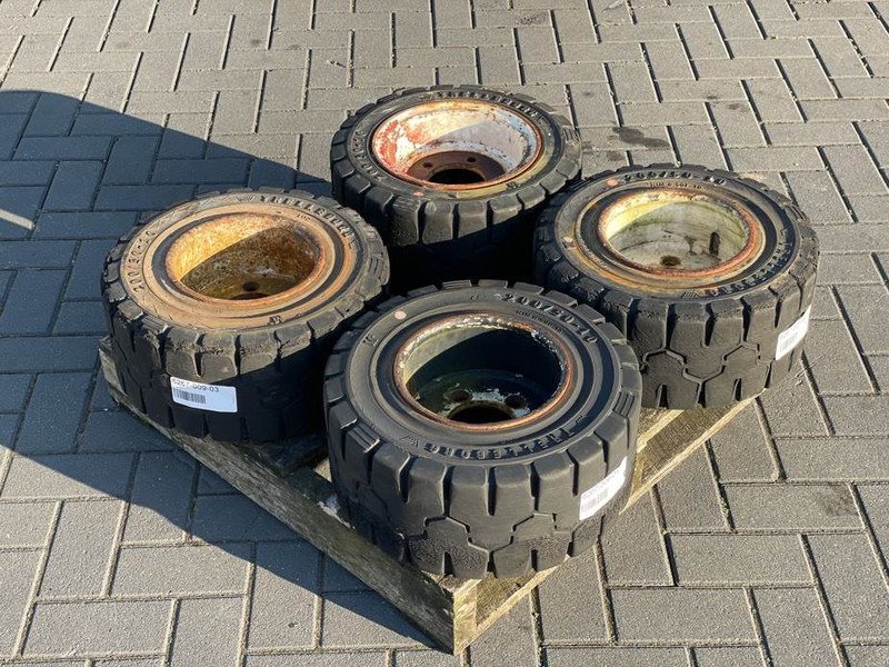 Linde -Trelleborg 200/50-10-Tire/Reifen/Band - Anvelope și jante pentru Utilaje constructii: Foto 1 Linde -Trelleborg 200/50-10-Tire/Reifen/Band - Anvelope și jante pentru Utilaje constructii: Foto 1