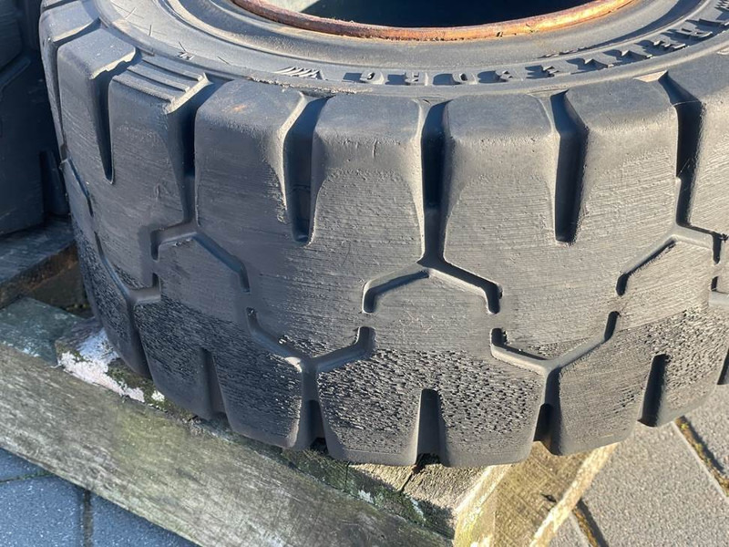 Linde -Trelleborg 200/50-10-Tire/Reifen/Band - Anvelope și jante pentru Utilaje constructii: Foto 3 Linde -Trelleborg 200/50-10-Tire/Reifen/Band - Anvelope și jante pentru Utilaje constructii: Foto 3