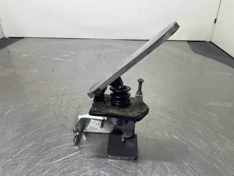 O & K L25.5 - Gas pedal/Fusspedal/Gaspedaal - Cabină și interior pentru Utilaje constructii: Foto 3 O & K L25.5 - Gas pedal/Fusspedal/Gaspedaal - Cabină și interior pentru Utilaje constructii: Foto 3