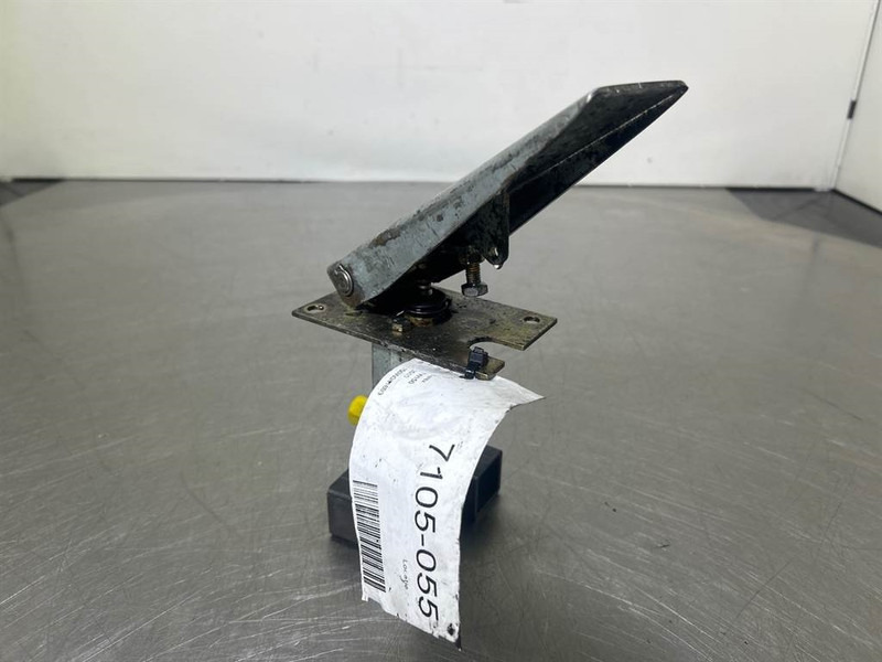 Terex TW150-Atlas 6049419/6047885-Gas pedal - Cabină și interior pentru Utilaje constructii: Foto 4 Terex TW150-Atlas 6049419/6047885-Gas pedal - Cabină și interior pentru Utilaje constructii: Foto 4