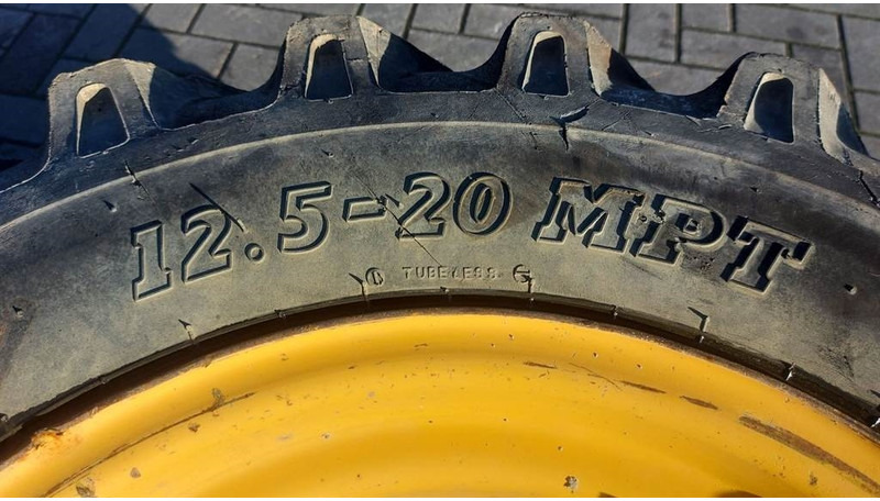 Volvo L30G-BKT 12.5-20-Tire/Reifen/Band - Anvelope și jante pentru Utilaje constructii: Foto 4 Volvo L30G-BKT 12.5-20-Tire/Reifen/Band - Anvelope și jante pentru Utilaje constructii: Foto 4
