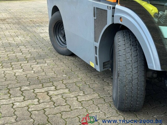 DULEVO 2000 3 Besen- 4x4Allrad- 4 Radlenkung - Măturătoare stradală: Foto 4 DULEVO 2000 3 Besen- 4x4Allrad- 4 Radlenkung - Măturătoare stradală: Foto 4