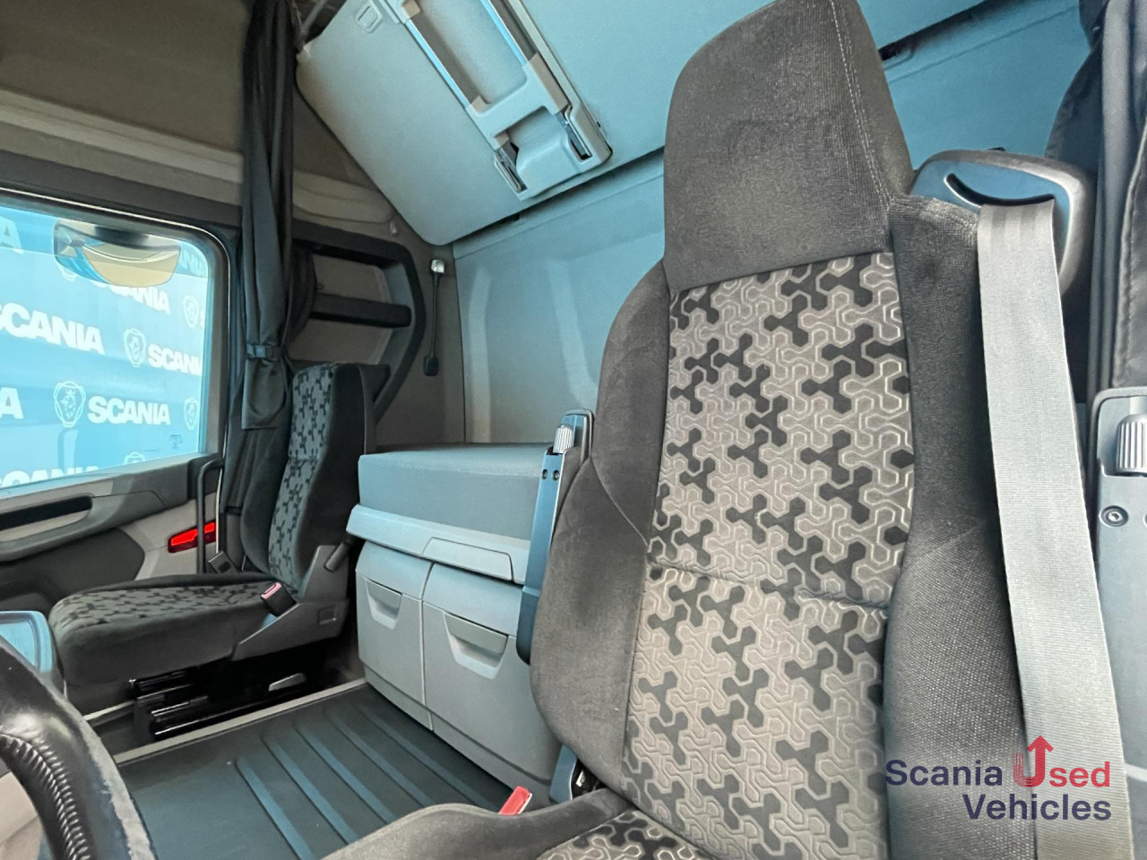 SCANIA R 450 A4x2NB DIFF-L RETARDER FULL AIR 8T HYDRO - Cap tractor: Foto 5 SCANIA R 450 A4x2NB DIFF-L RETARDER FULL AIR 8T HYDRO - Cap tractor: Foto 5