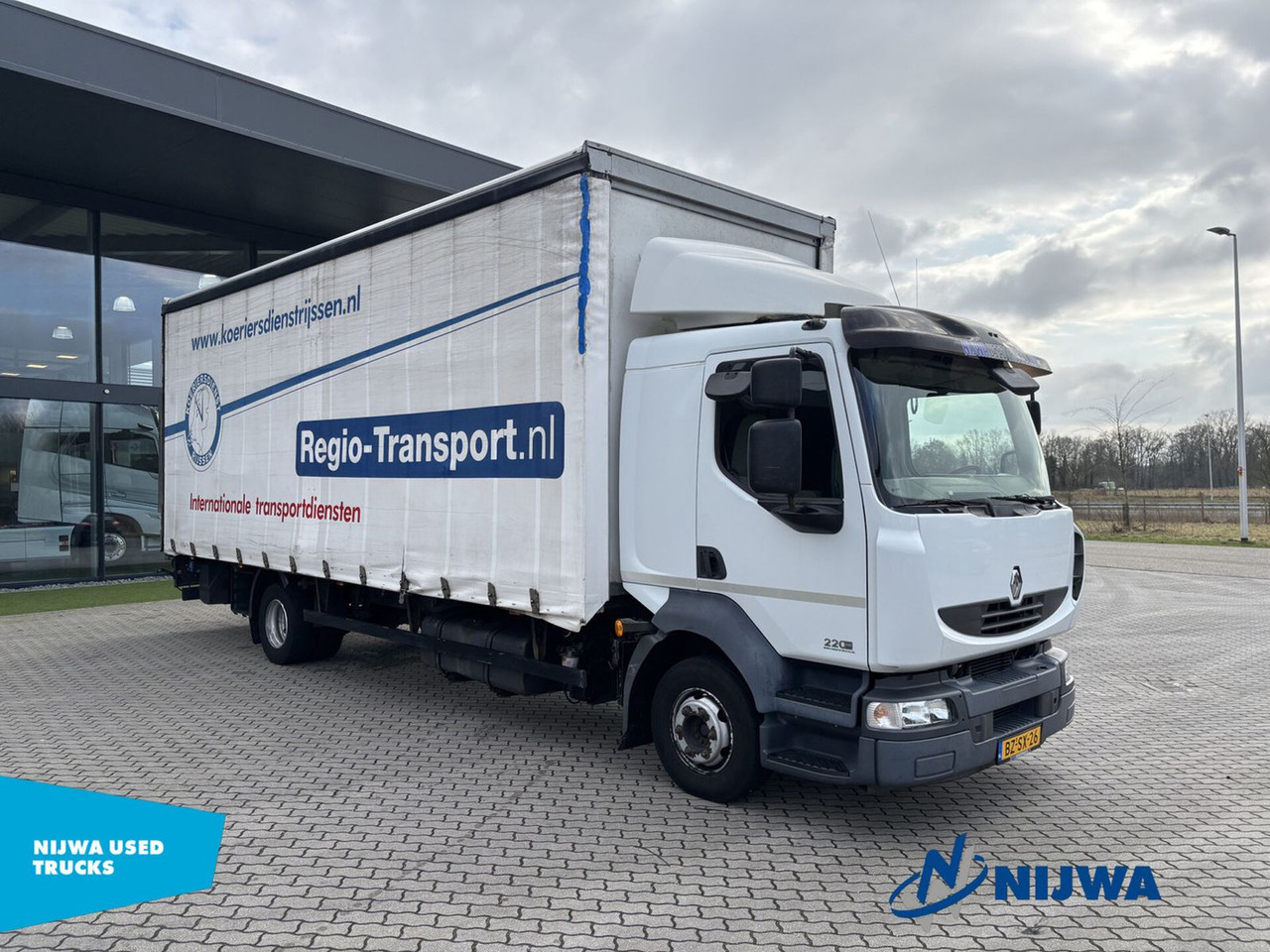 Renault MIDLUM 220 4x2 Schuifzeil + Laadklep - Camion cu prelată: Foto 2 Renault MIDLUM 220 4x2 Schuifzeil + Laadklep - Camion cu prelată: Foto 2