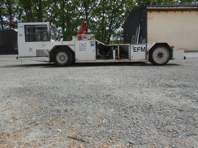 MAN AM110 Flugzeugschlepper - Tractor pentru aeronave: Foto 5 MAN AM110 Flugzeugschlepper - Tractor pentru aeronave: Foto 5