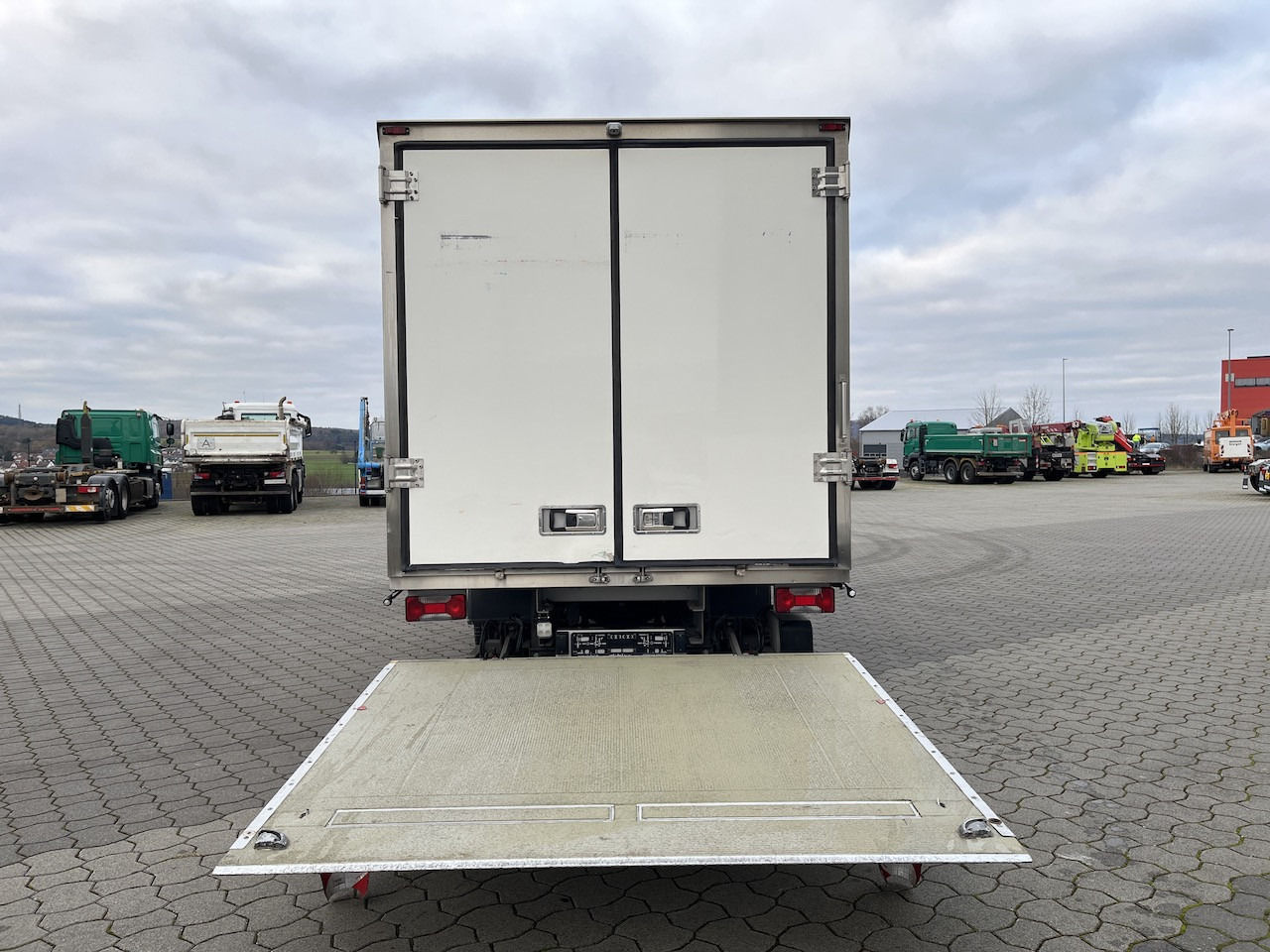 Iveco 70C18 Daily Tiefkühlkoffer mit Ladebordwand - Autoutilitară frigorifica: Foto 3 Iveco 70C18 Daily Tiefkühlkoffer mit Ladebordwand - Autoutilitară frigorifica: Foto 3