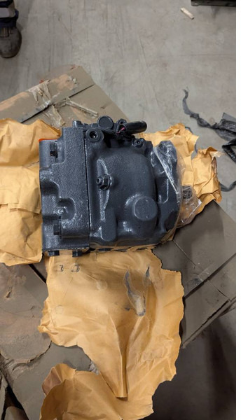 Komatsu WA380-6 or WA430-6 hydraulic pump 708-1W-41570 - Hidraulică pentru Utilaje constructii: Foto 2 Komatsu WA380-6 or WA430-6 hydraulic pump 708-1W-41570 - Hidraulică pentru Utilaje constructii: Foto 2