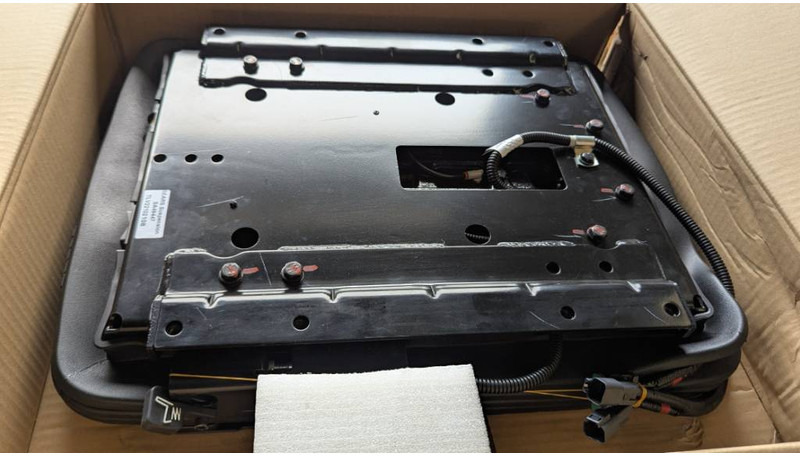 Komatsu WA380-8 SEAT ASS'Y 421-S33-6790 - Cabină și interior pentru Utilaje constructii: Foto 4 Komatsu WA380-8 SEAT ASS'Y 421-S33-6790 - Cabină și interior pentru Utilaje constructii: Foto 4