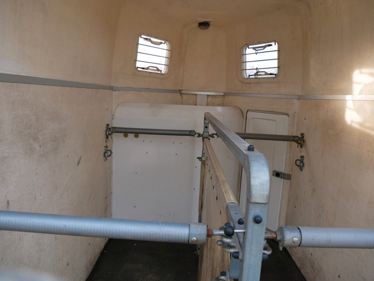 Humbaur Atis 2 Pferde Sattelkammer - Remorcă transport animale: Foto 5 Humbaur Atis 2 Pferde Sattelkammer - Remorcă transport animale: Foto 5