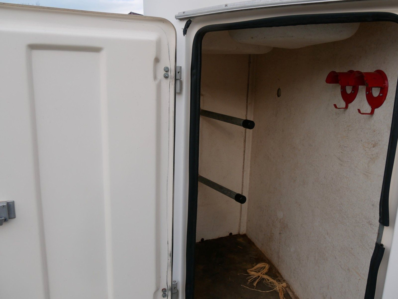 Sluis Vollpoly 2 Pferde mit Sattelkammer - Remorcă transport animale: Foto 3 Sluis Vollpoly 2 Pferde mit Sattelkammer - Remorcă transport animale: Foto 3