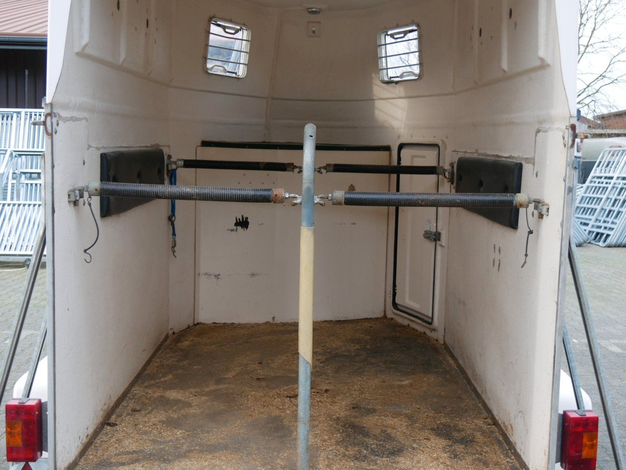 Sluis Vollpoly 2 Pferde mit Sattelkammer - Remorcă transport animale: Foto 5 Sluis Vollpoly 2 Pferde mit Sattelkammer - Remorcă transport animale: Foto 5