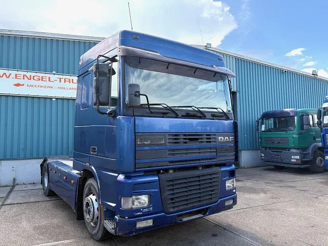DAF 95.380 XF SPACECAB (EURO 2 / ZF16 MANUAL GEARBOX / HYDRAULIC KIT / P.T.O. / SIDE SKIRTS / AIRCONDITIONING) - Cap tractor: Foto 2 DAF 95.380 XF SPACECAB (EURO 2 / ZF16 MANUAL GEARBOX / HYDRAULIC KIT / P.T.O. / SIDE SKIRTS / AIRCONDITIONING) - Cap tractor: Foto 2