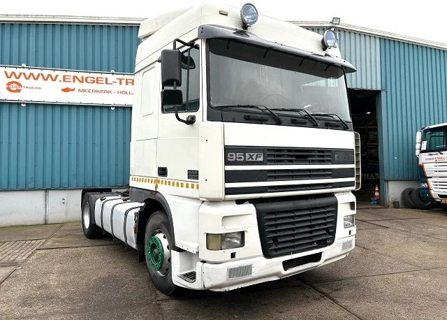 DAF 95.430 XF SPACECAB (EURO 2 / ZF16 MANUAL GEARBOX / ZF-INTARDER / AIRCONDITIONING) - Cap tractor: Foto 3 DAF 95.430 XF SPACECAB (EURO 2 / ZF16 MANUAL GEARBOX / ZF-INTARDER / AIRCONDITIONING) - Cap tractor: Foto 3
