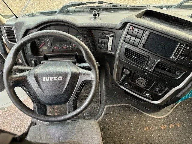 Interior photo 1: Cap tractor Iveco Stralis 440.42 /TP HIGH-WAY (EURO 6 / AUTOMATIC GEARBOX / 2x TANK / FRIDGE / AIRCONDITIONING / ETC.) Interior photo 1: Cap tractor Iveco Stralis 440.42 /TP HIGH-WAY (EURO 6 / AUTOMATIC GEARBOX / 2x TANK / FRIDGE / AIRCONDITIONING / ETC.)