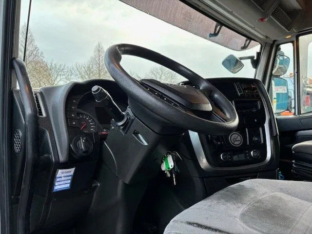 Cap tractor Iveco Stralis 440.42 /TP HIGH-WAY (EURO 6 / AUTOMATIC GEARBOX / 2x TANK / FRIDGE / AIRCONDITIONING / ETC.): Foto 6 Cap tractor Iveco Stralis 440.42 /TP HIGH-WAY (EURO 6 / AUTOMATIC GEARBOX / 2x TANK / FRIDGE / AIRCONDITIONING / ETC.): Foto 6