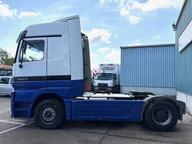 Mercedes-Benz Actros 1857 LS (MP1) MEGASPACE (EPS WITH CLUTCH (3-PEDALS) / RETARDER / REDUCTION AXLE / AIRCONDITIONING) - Cap tractor: Foto 5 Mercedes-Benz Actros 1857 LS (MP1) MEGASPACE (EPS WITH CLUTCH (3-PEDALS) / RETARDER / REDUCTION AXLE / AIRCONDITIONING) - Cap tractor: Foto 5