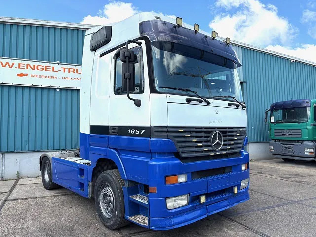 Mercedes-Benz Actros 1857 LS (MP1) MEGASPACE (EPS WITH CLUTCH (3-PEDALS) / RETARDER / REDUCTION AXLE / AIRCONDITIONING) - Cap tractor: Foto 2 Mercedes-Benz Actros 1857 LS (MP1) MEGASPACE (EPS WITH CLUTCH (3-PEDALS) / RETARDER / REDUCTION AXLE / AIRCONDITIONING) - Cap tractor: Foto 2