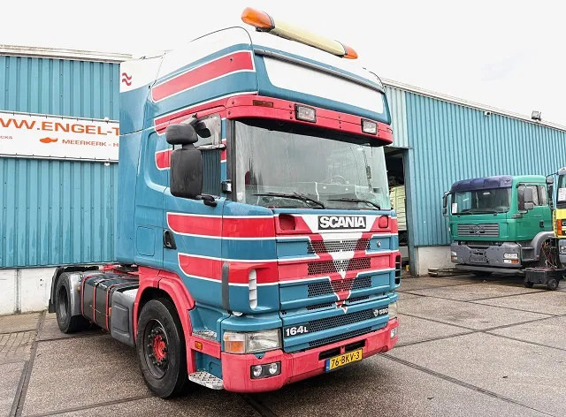 Scania R164-580 V8 TOPLINE COLLECTORS ITEM!! / APK 10-2026!! (12+2 MANUAL GEARBOX / RETARDER / AIRCONDITIONING / 2x TANK / ETC.) - Cap tractor: Foto 2 Scania R164-580 V8 TOPLINE COLLECTORS ITEM!! / APK 10-2026!! (12+2 MANUAL GEARBOX / RETARDER / AIRCONDITIONING / 2x TANK / ETC.) - Cap tractor: Foto 2