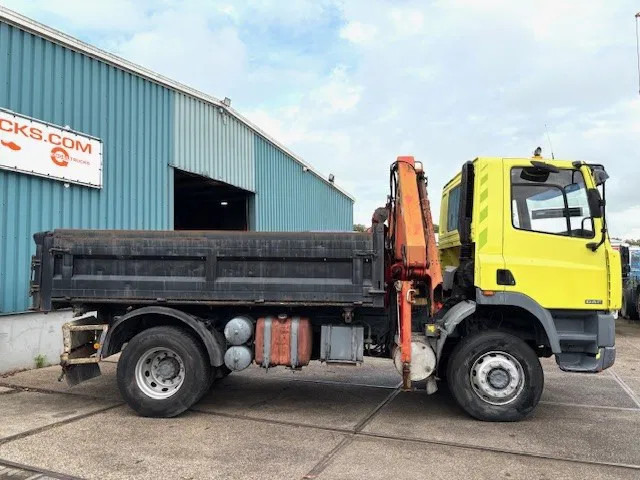 DAF 65 -180ATI 4x4 FULL STEEL 3-WAY KIPPER AND PALFINGER CRANE (EURO 2 / MANUAL GEARBOX / FULL STEEL SUSPENSION / ETC.) - Camion basculantă, Camion cu macara: Foto 4 DAF 65 -180ATI 4x4 FULL STEEL 3-WAY KIPPER AND PALFINGER CRANE (EURO 2 / MANUAL GEARBOX / FULL STEEL SUSPENSION / ETC.) - Camion basculantă, Camion cu macara: Foto 4